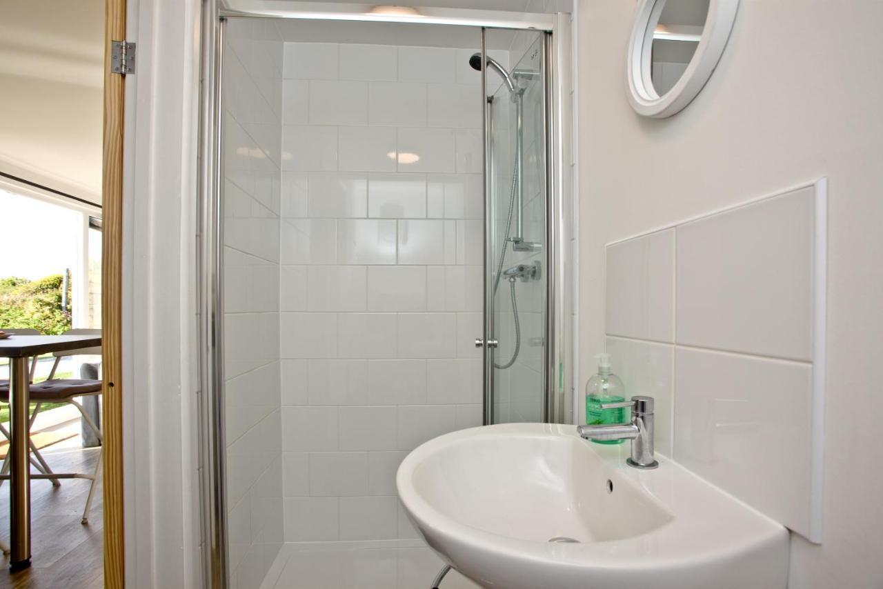 Wheal Prosper- Beautifully Fitted Wooden Lodge Helston Cornwall מראה חיצוני תמונה