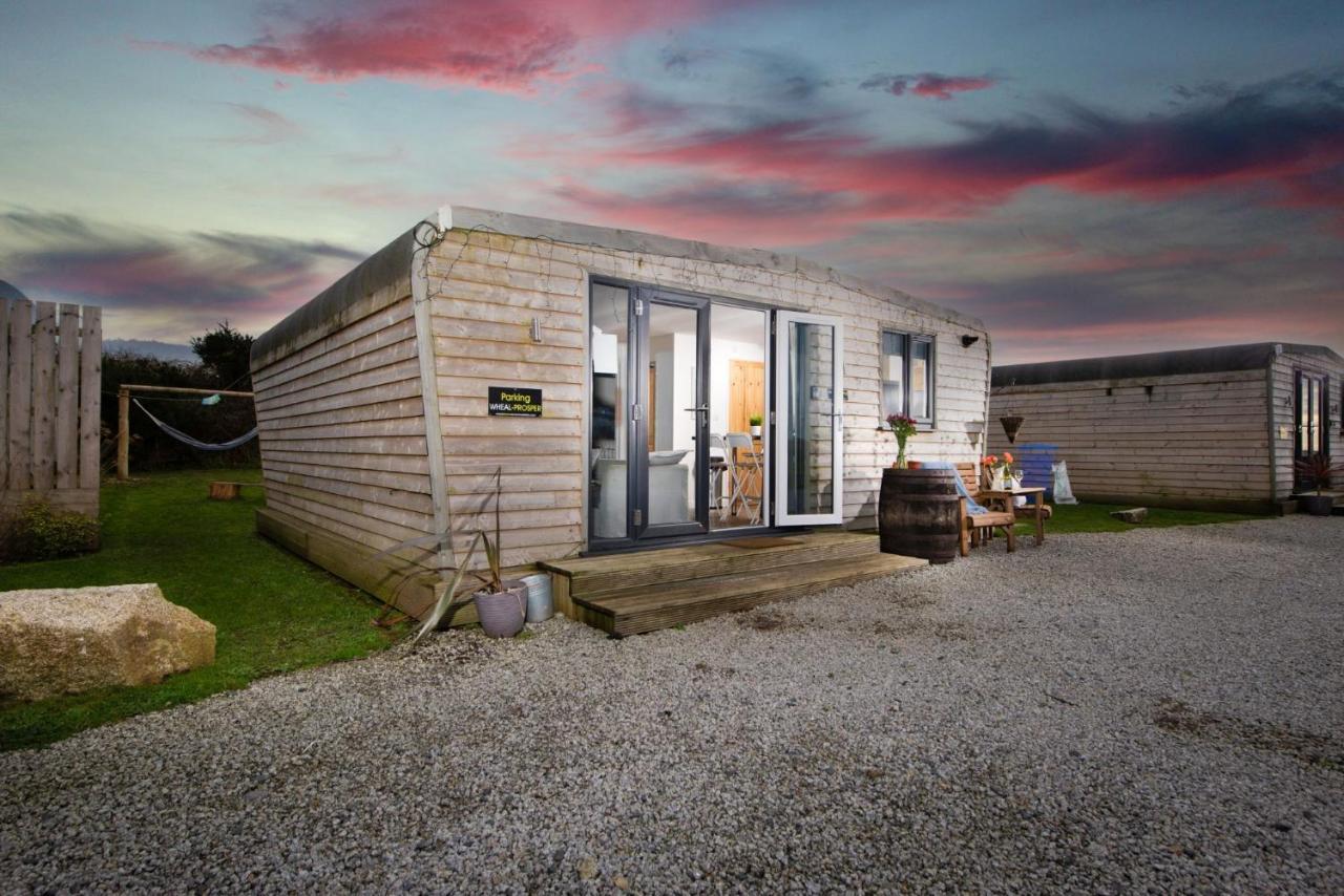 Wheal Prosper- Beautifully Fitted Wooden Lodge Helston Cornwall מראה חיצוני תמונה