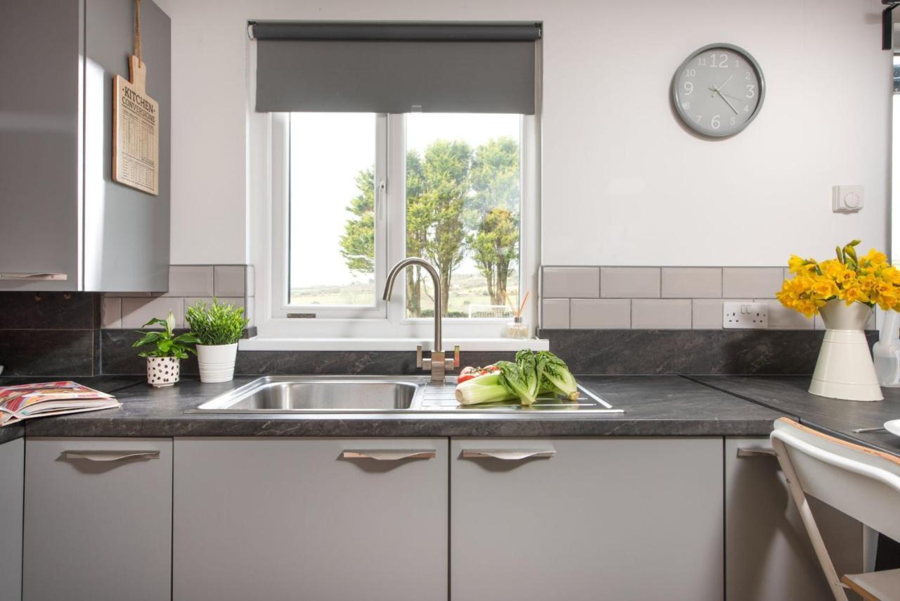 Wheal Prosper- Beautifully Fitted Wooden Lodge Helston Cornwall מראה חיצוני תמונה