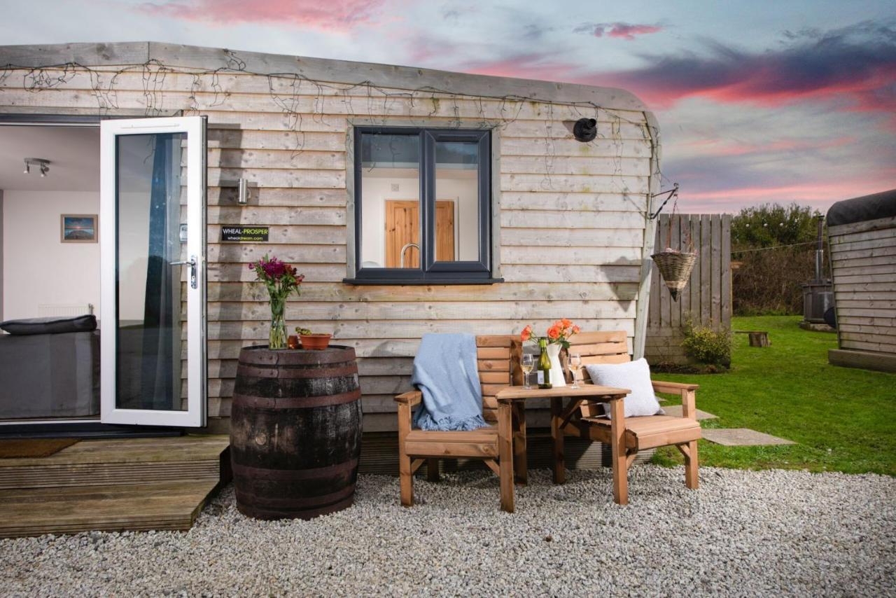 Wheal Prosper- Beautifully Fitted Wooden Lodge Helston Cornwall מראה חיצוני תמונה