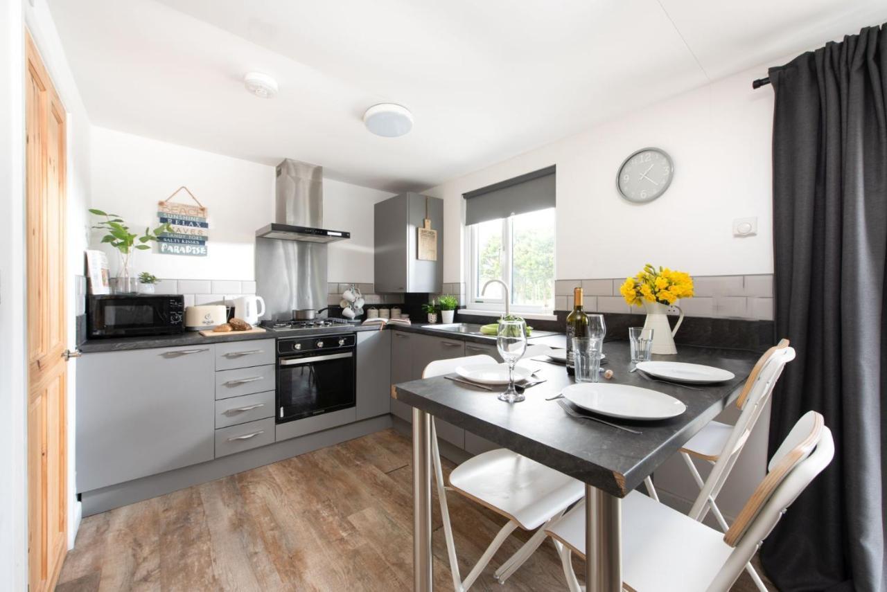 Wheal Prosper- Beautifully Fitted Wooden Lodge Helston Cornwall מראה חיצוני תמונה