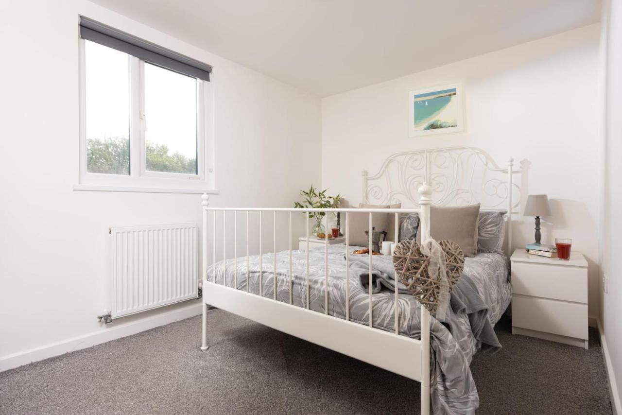 Wheal Prosper- Beautifully Fitted Wooden Lodge Helston Cornwall מראה חיצוני תמונה