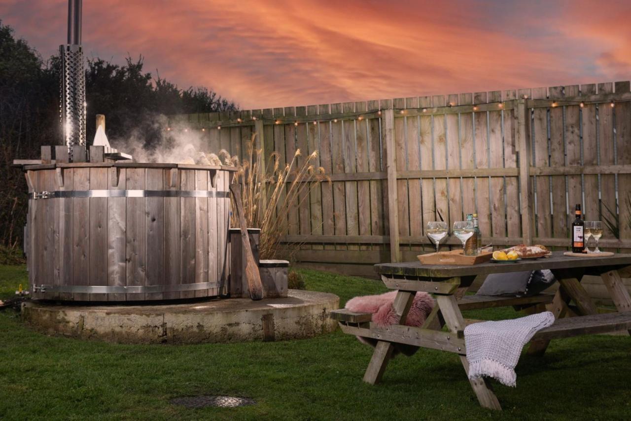 Wheal Prosper- Beautifully Fitted Wooden Lodge Helston Cornwall מראה חיצוני תמונה