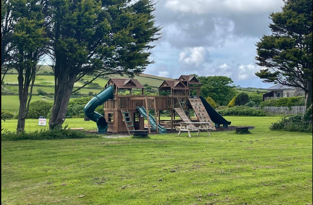 Wheal Prosper- Beautifully Fitted Wooden Lodge Helston Cornwall מראה חיצוני תמונה
